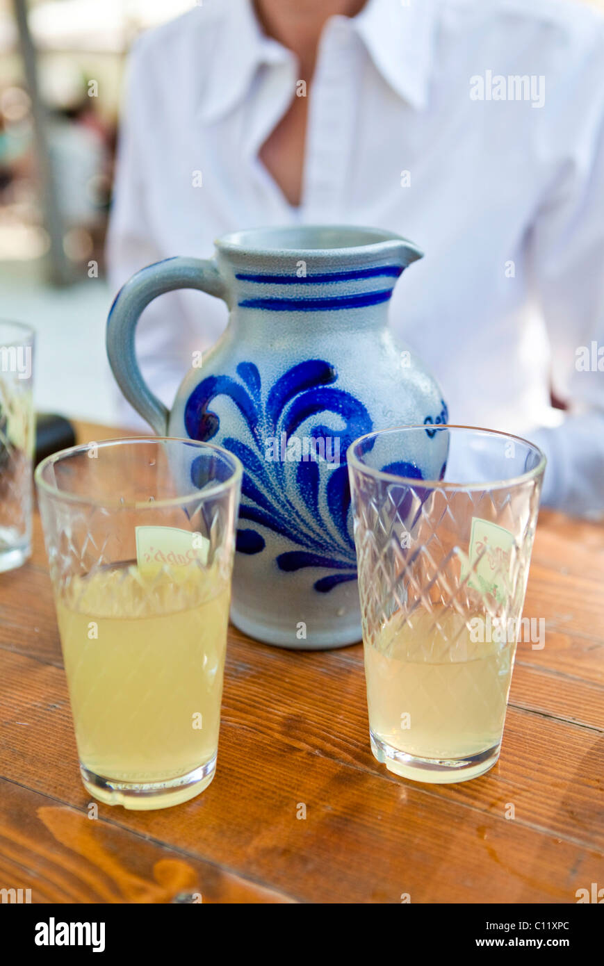 Apfelsaft und Apfelwein Gläser mit mit einem Apfelwein Krug, Frankfurt am Main, Hessen, Deutschland, Europa Stockfoto