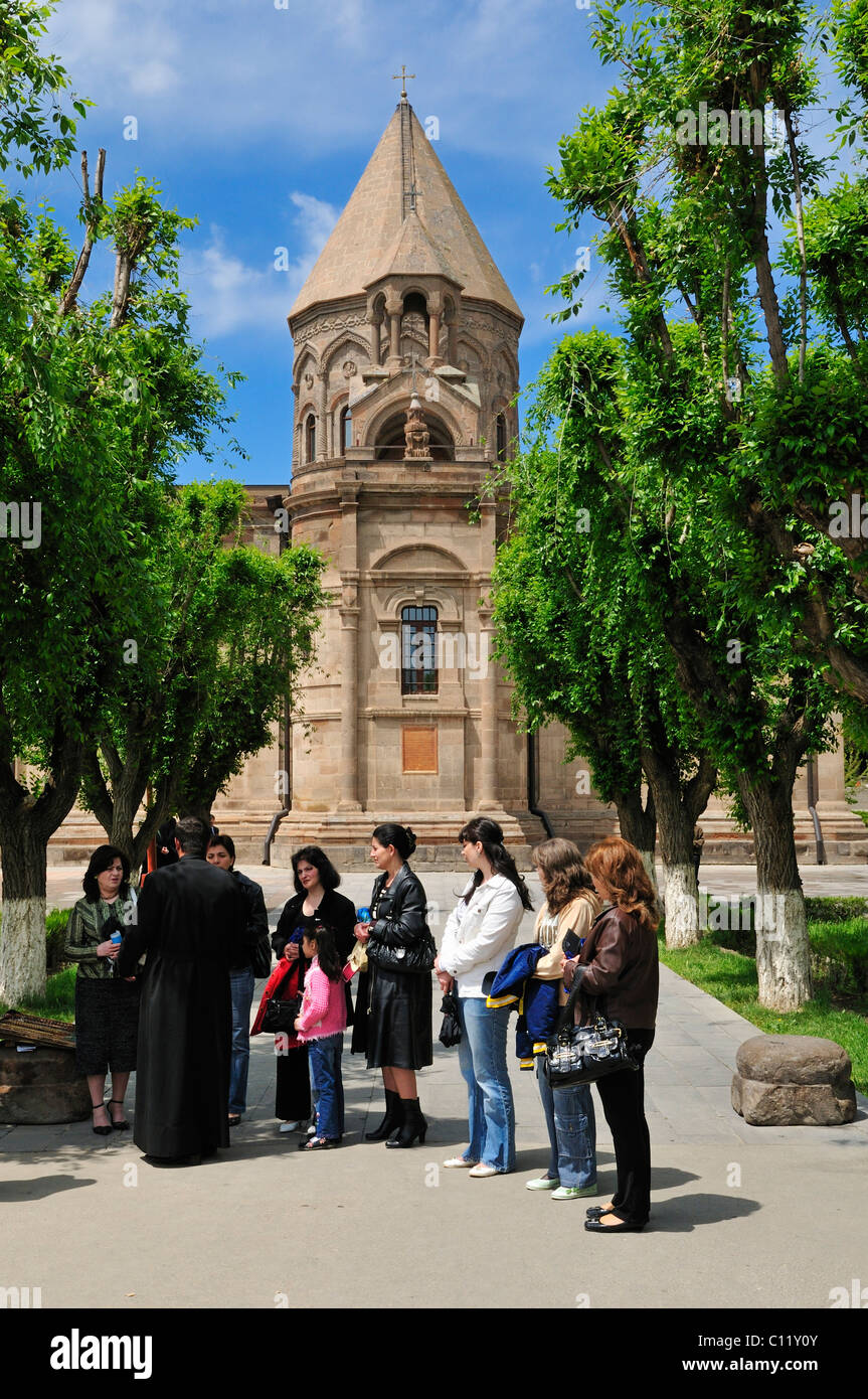 Armenischer orthodoxer Priester, Mönch, diskutieren mit Menschen, mit Haupt-Kathedrale in Etschmiadsin, UNESCO-Weltkulturerbe, Armenien Stockfoto