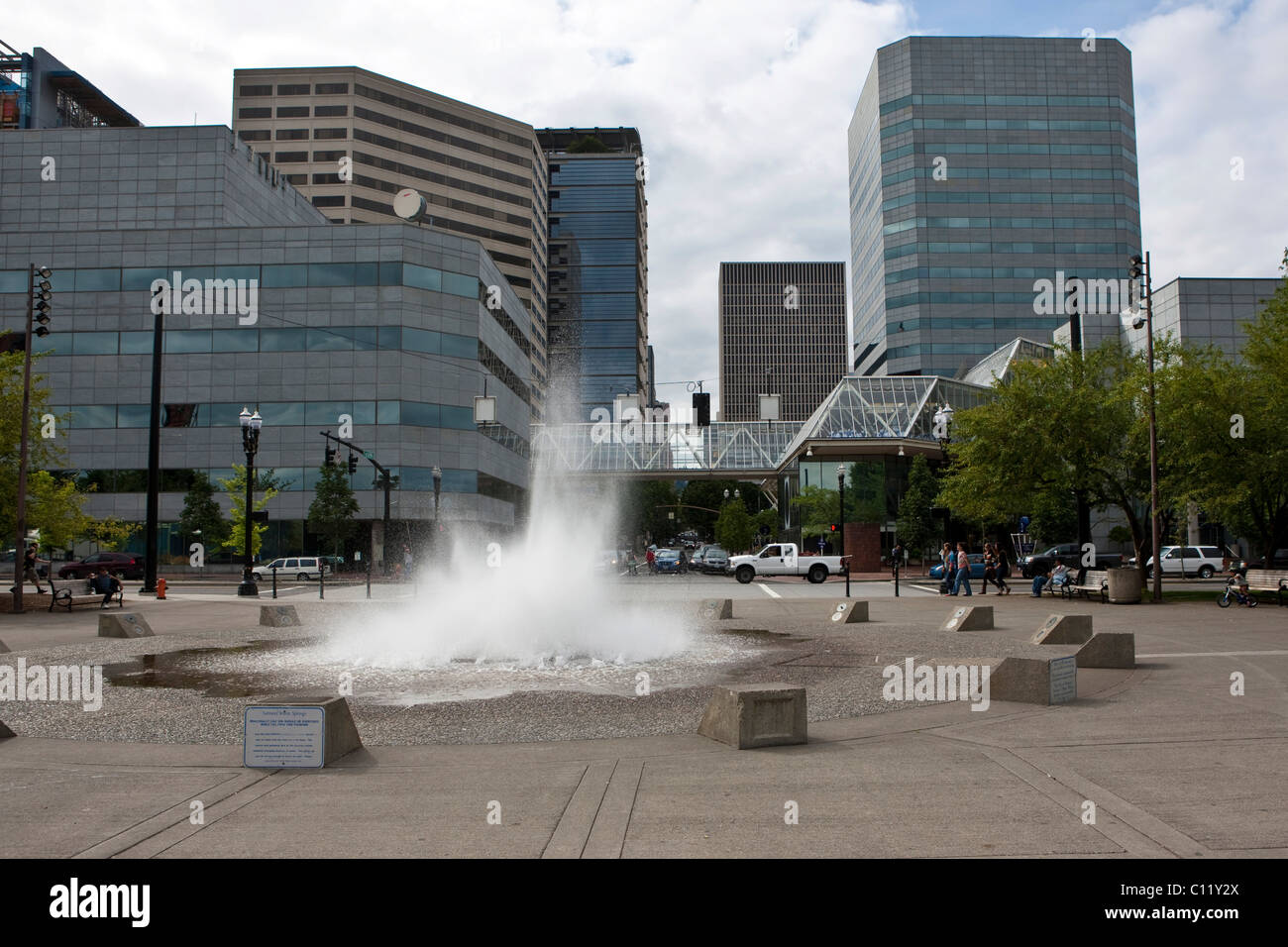 Lachs-Straße-Frühling am SW Naito Prakwy, Portland, Oregon, USA Stockfoto