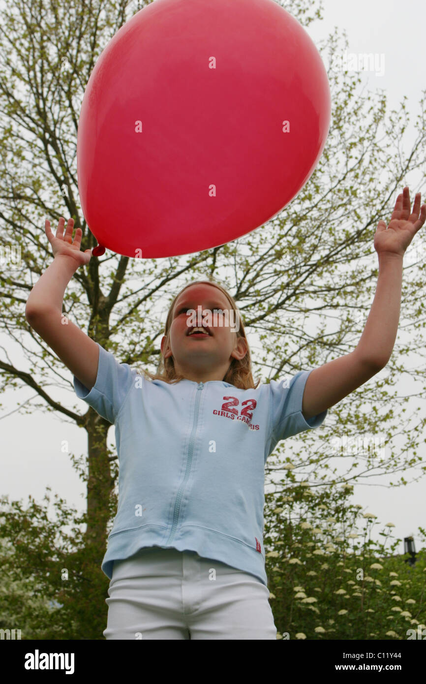 Junge Mädchen spielen mit Ballon außerhalb Stockfoto