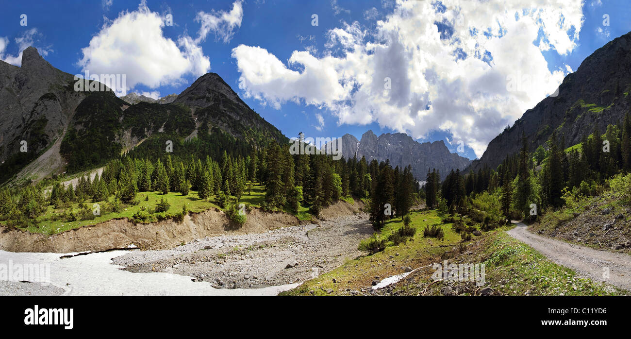 Ausgetrockneten Flussbett des Baches Laliderer in Laliderertal Valley, Blick von der Lalidererwaende Cliffs, Karwendel, Tirol, Österreich Stockfoto