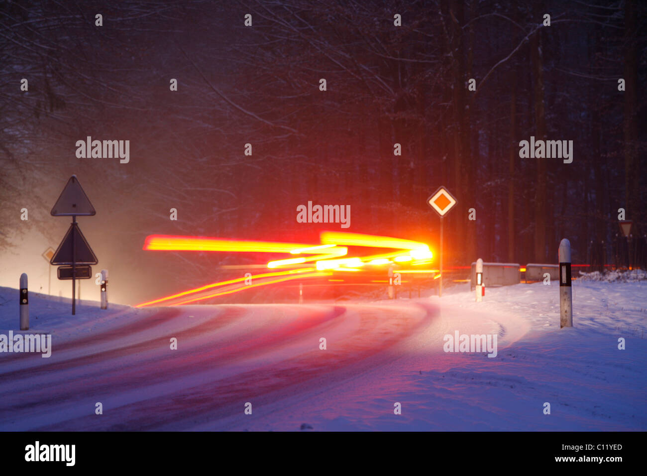 Rutschen, Gefahr, hartem Schnee und Eis, biegen auf schneebedeckte Straße, Auto-Loipen im winter Stockfoto