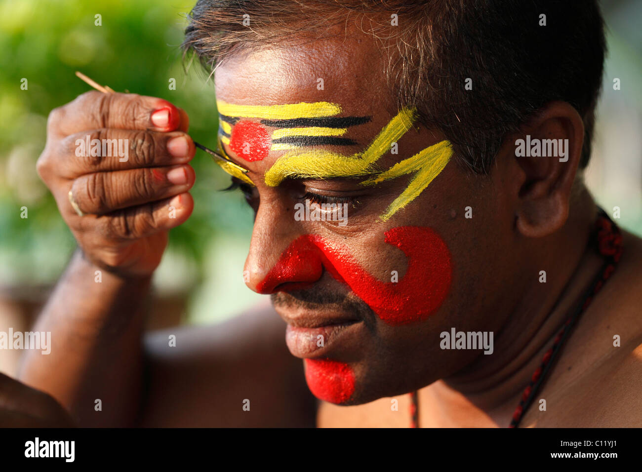 Kathakali Tänzer dabei sein Make-up, Chuvanna Thaadi Maske, Kerala, Südindien, Asien Stockfoto