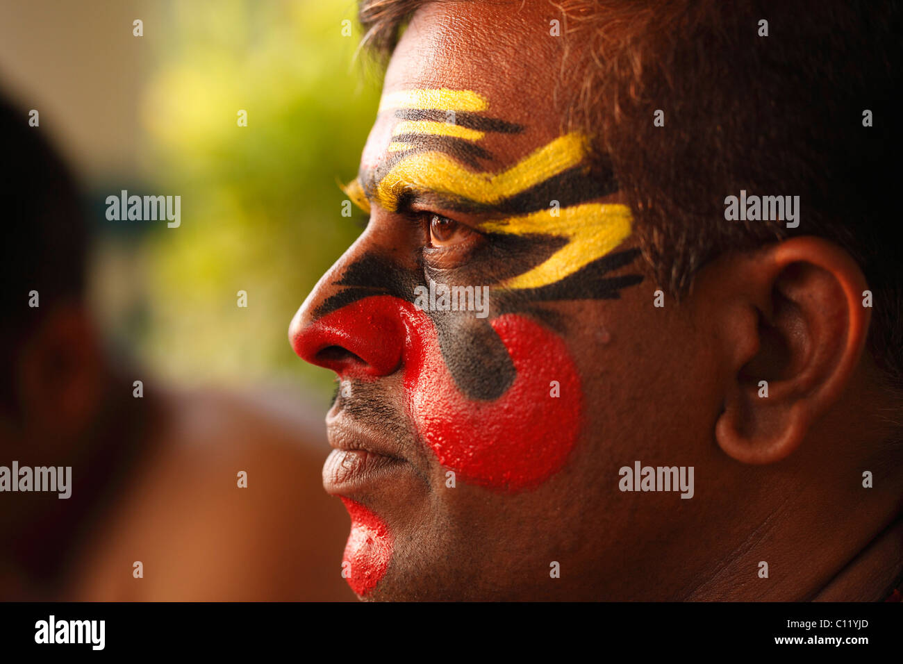Kathakali Tänzer mit halbfertigen Make up Chuvanna Thaadi Maske, Kerala, Südindien, Asien Stockfoto