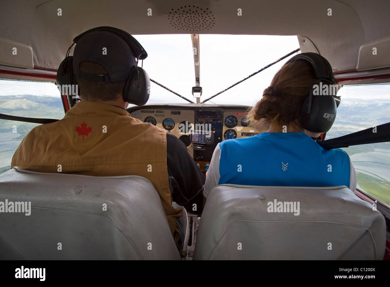 Pilot und Co-Pilot, Cockpit Wasserflugzeug, Busch in der Luft, Flugzeug Cessna 180, Yukonterritorium, Kanada Stockfoto