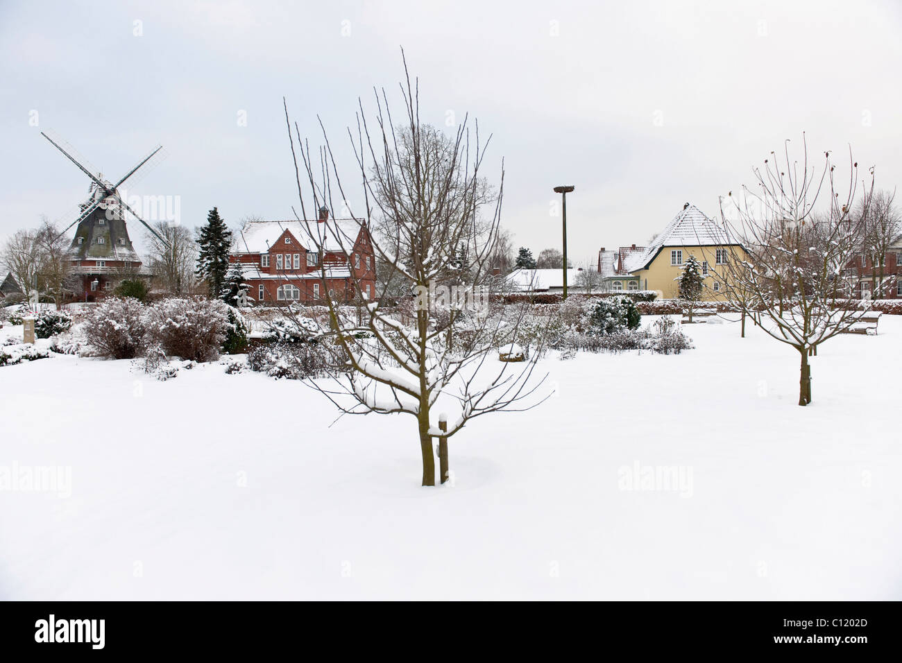 Die winterlichen, schneereichen städtische Park von Wyk auf Föhr mit der Windmühle Venti Amica, Nordsee Insel Föhr, Nationalpark Stockfoto