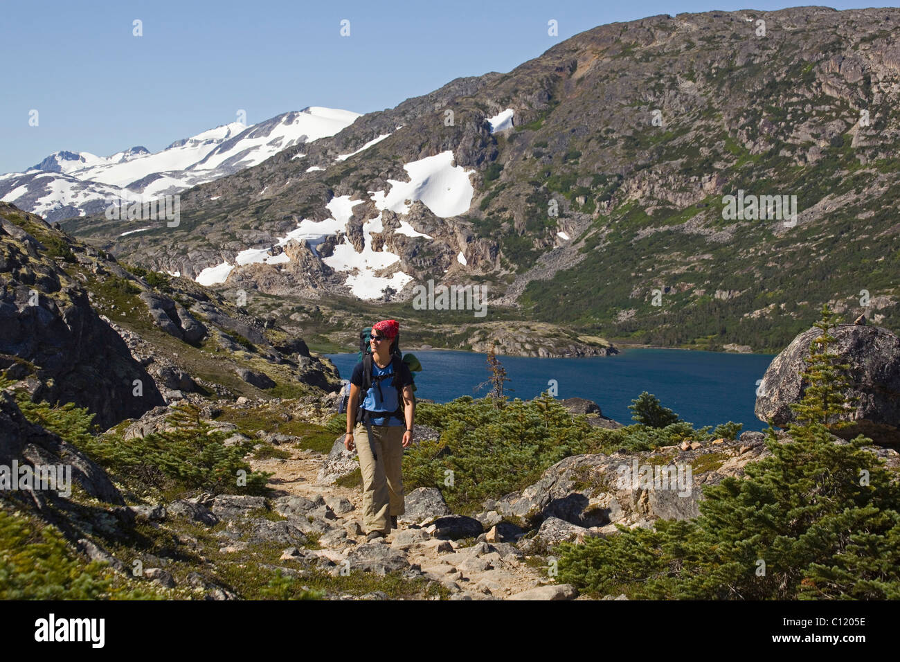 Junge Frau, Wandern, Wandern, Wanderer mit Rucksack, historische Chilkoot Pass, Chilkoot Trail, Long Lake hinter, alpine tundra Stockfoto