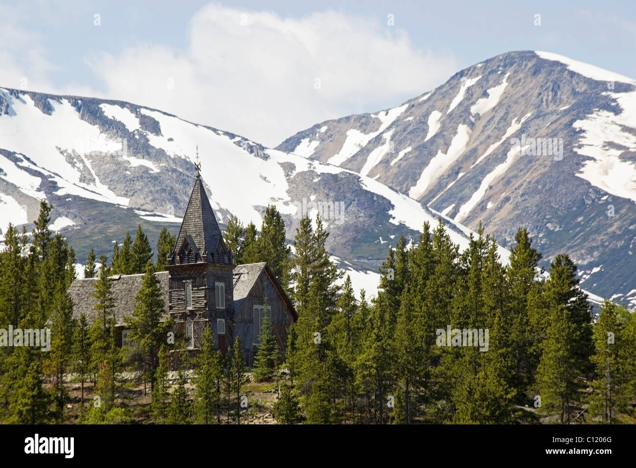 Historic St. Andrews Holz Kirche, Bergen im Hintergrund, Bennett City, Klondike Gold Rush, Chilkoot Pass, Chilkoot Trail Stockfoto