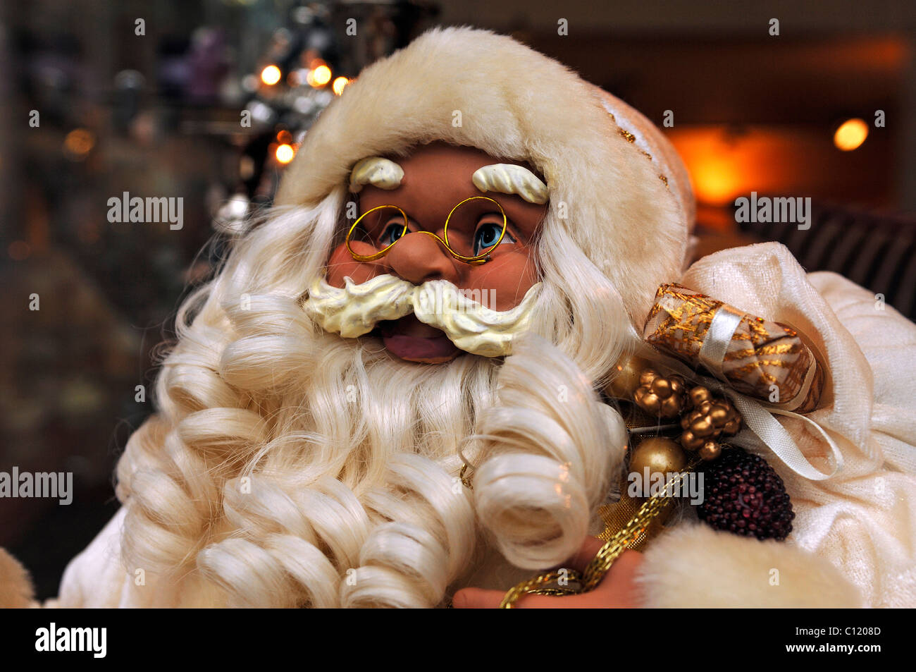 Santa Claus Figur in einem Souvenirladen, Nürnberg, Middle Franconia, Bayern, Deutschland, Europa Stockfoto