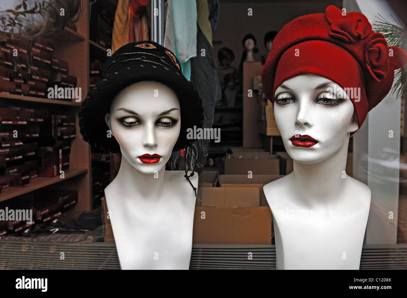 Weibliche Schaufensterpuppen mit Hüten in einer Perücke Shop, Eckental, Middle Franconia, Bayern, Deutschland, Europa Stockfoto