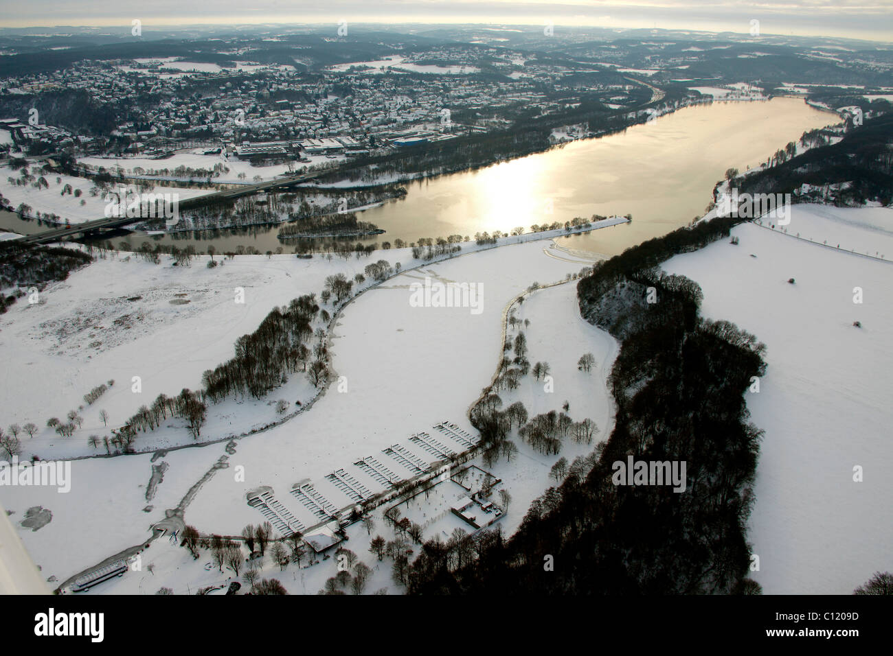 Luftaufnahme, gefrorenen Fluss Ruhr, Winter, Schnee, Kemnader Stausee Stausee, Bochum, Ruhrgebiet Region, North Rhine-Westphalia Stockfoto