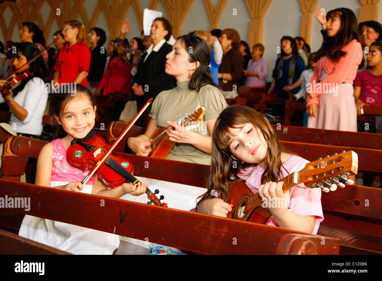 Mädchen spielen Musik im Gottesdienst, Catedral Evangelica de Chile, Pfingstgemeinde, Santiago de Chile, Chile Stockfoto