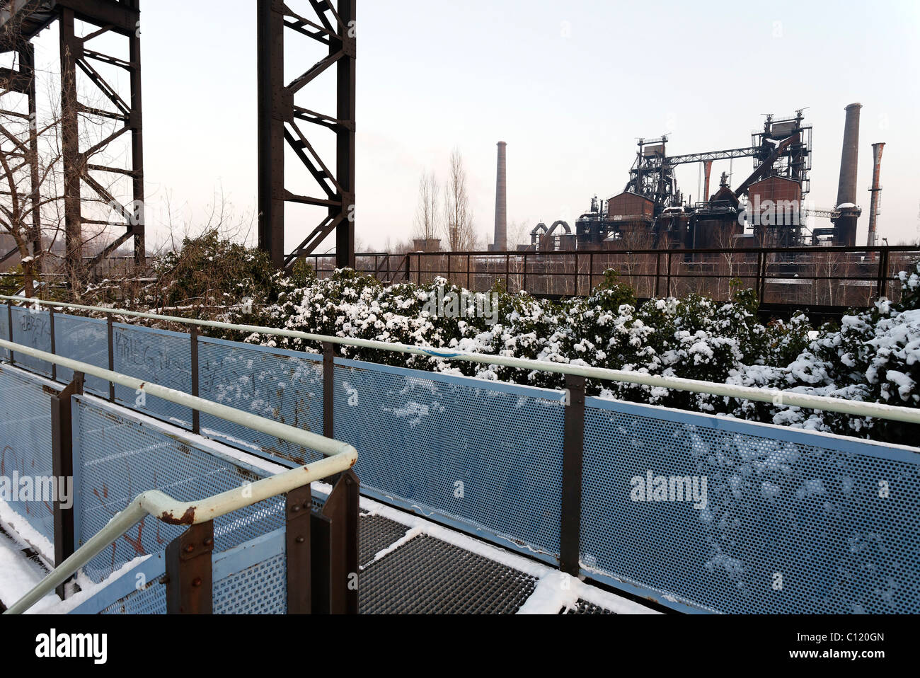 Winter im Landschaftsgarten Duisburg-Nord, stillgelegte Stahlwerk, Ruhrgebiet, Nordrhein-Westfalen, Deutschland, Europa Stockfoto
