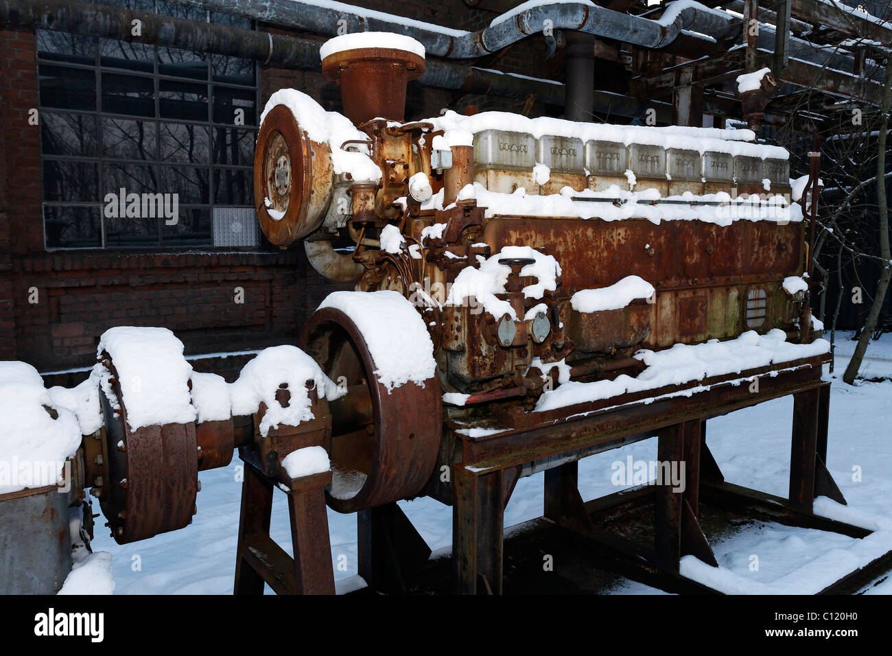 Alter Mann Dieselmotor, 8-Zylinder, aufgebockt, Schnee, Ausstellung in Duisburg-Nord-Landschaftsgarten, stillgelegte Stahlwerk Stockfoto