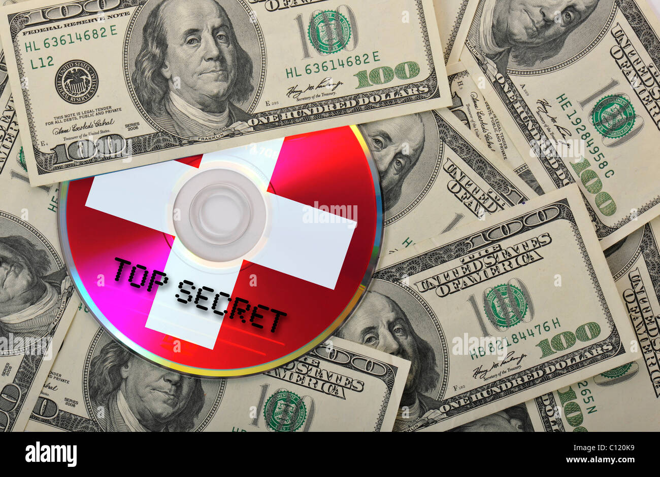 DVD, CD, 100-Dollar-Scheine, symbolisches Bild für den Kauf von Bankunterlagen, Steuerhinterziehung, Datenschutz, Bankgeheimnis Stockfoto