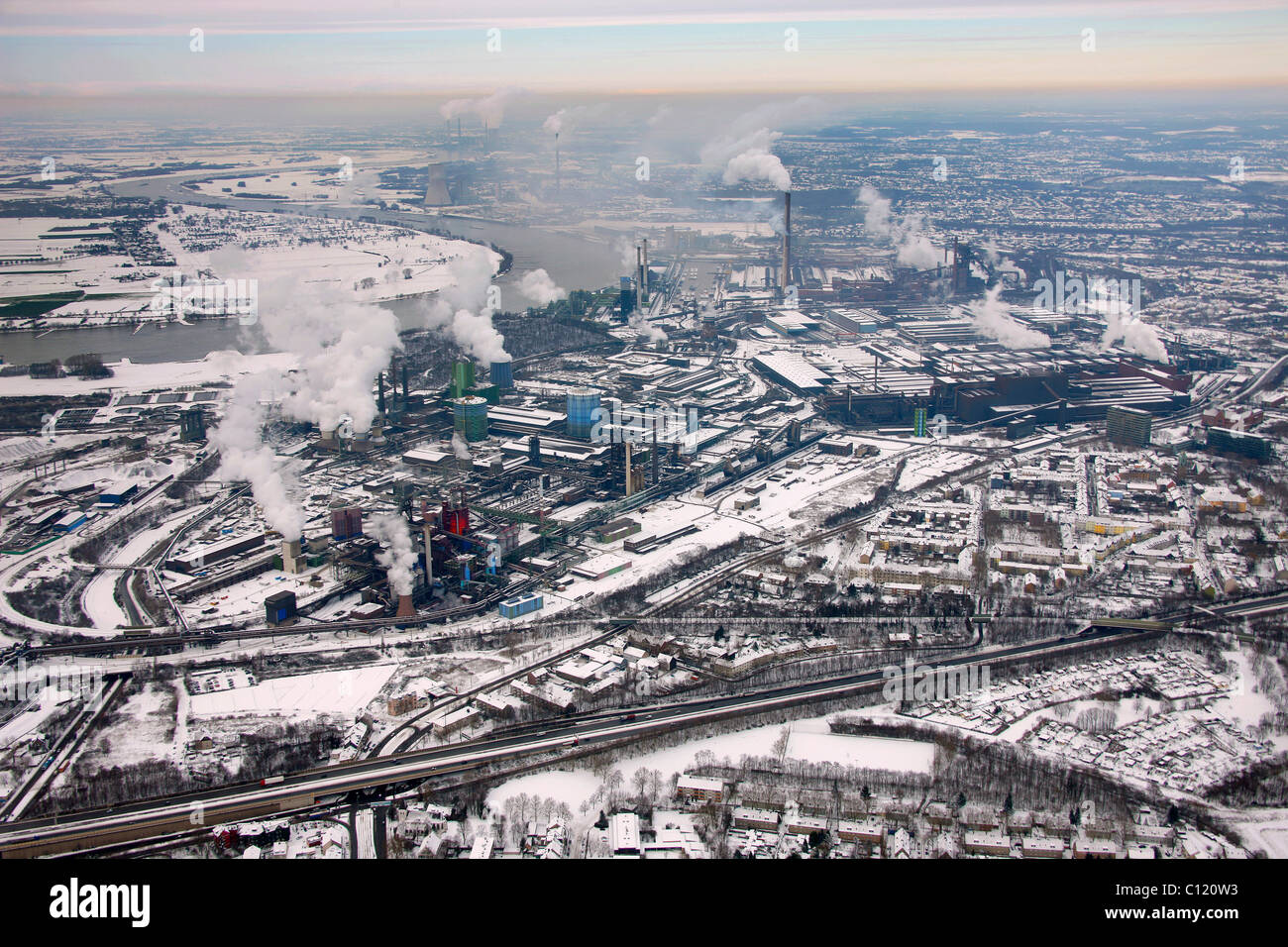 Luftaufnahme, Hochöfen, schneebedeckte industrielle Landschaft, ThyssenKrupp Stahl, Duisburg Meiderich, Hamborn, Rhein Stockfoto