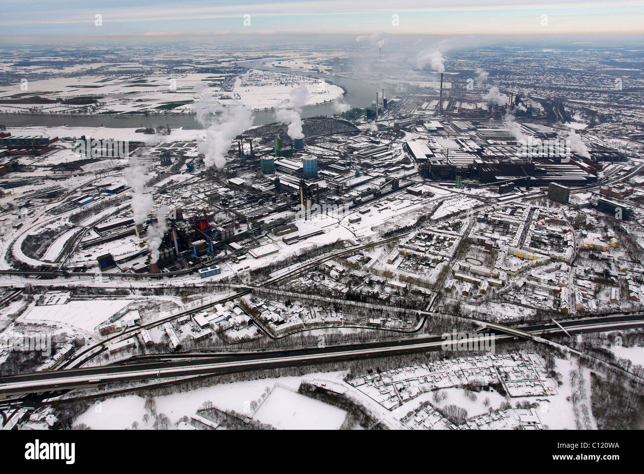 Luftaufnahme, Hochöfen, schneebedeckte industrielle Landschaft, ThyssenKrupp Stahl, Duisburg Meiderich, Hamborn, Rhein Stockfoto