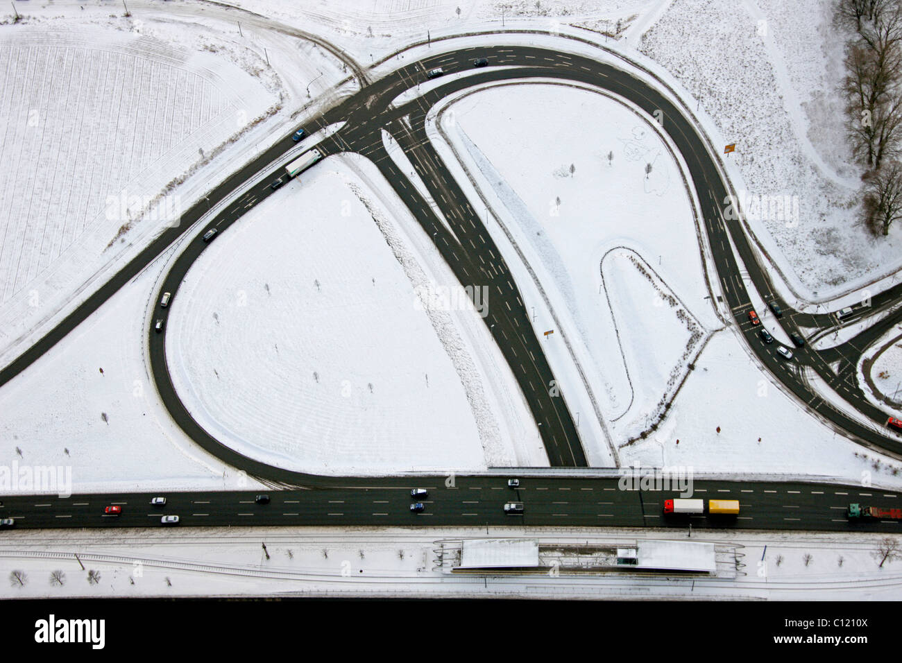 Antenne, A40, B1, Autobahn, Autobahn Ruhrschnellweg, Slip Weg, Stadtkrone Ost Industriepark im Schnee, Region Ruhrgebiet Stockfoto