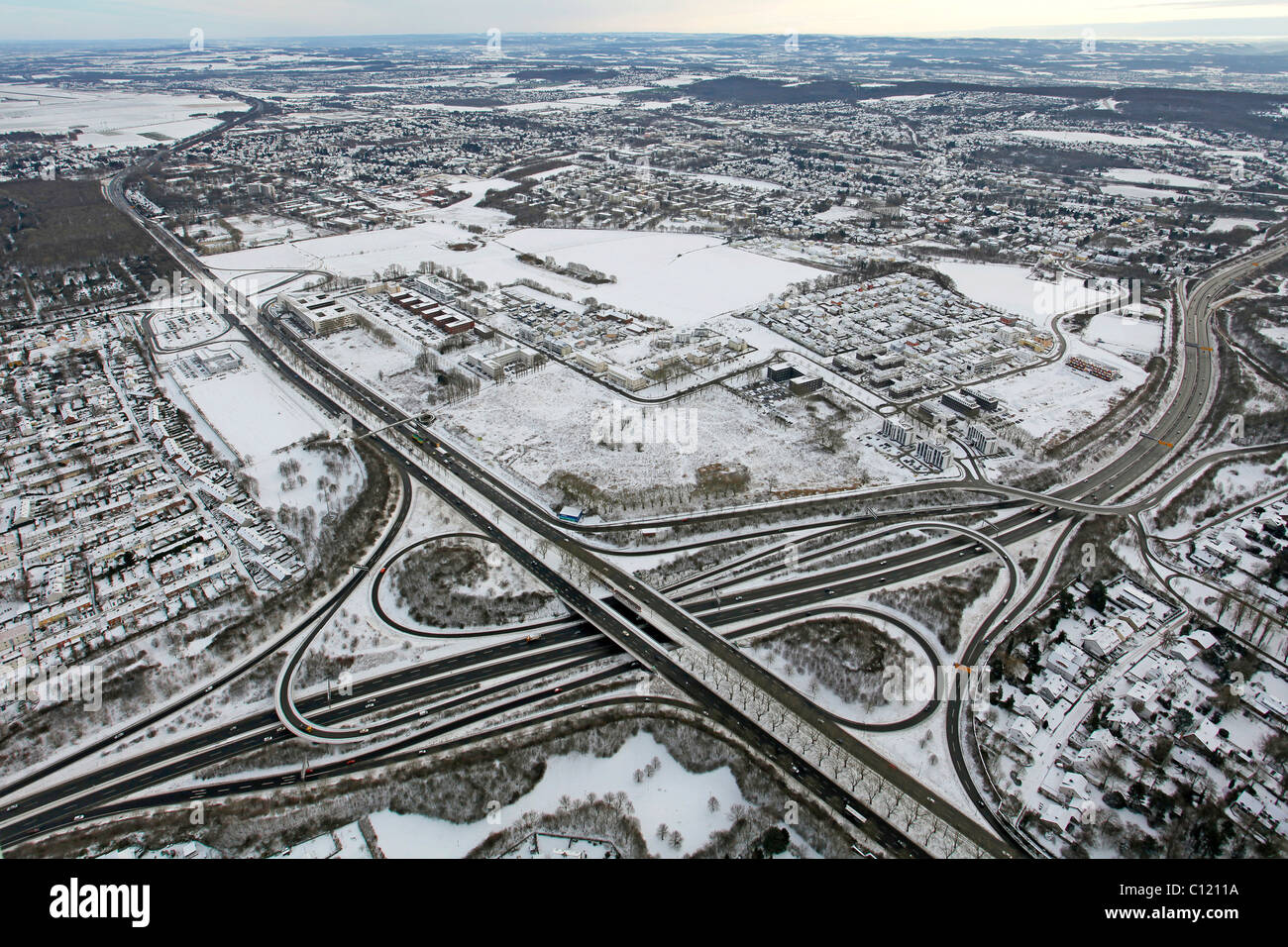 Antenne, A40, B236 Autobahn, Austausch, Stadtkrone Ost Industriepark im Schnee, Region Ruhrgebiet, Nordrhein Westfalen Stockfoto