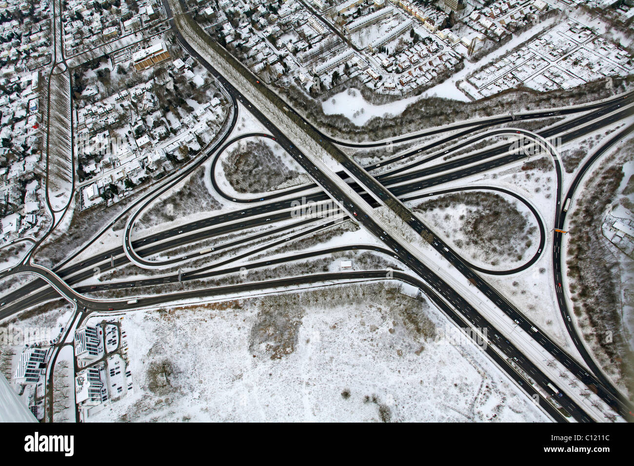 Antenne, A40, B236 Autobahn, Austausch, Stadtkrone Ost Industriepark im Schnee, Region Ruhrgebiet, Nordrhein Westfalen Stockfoto