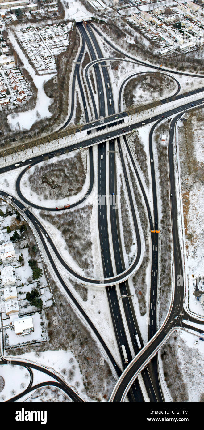 Antenne, A40, B236 Autobahn, Austausch, Stadtkrone Ost Industriepark im Schnee, Region Ruhrgebiet, Nordrhein Westfalen Stockfoto