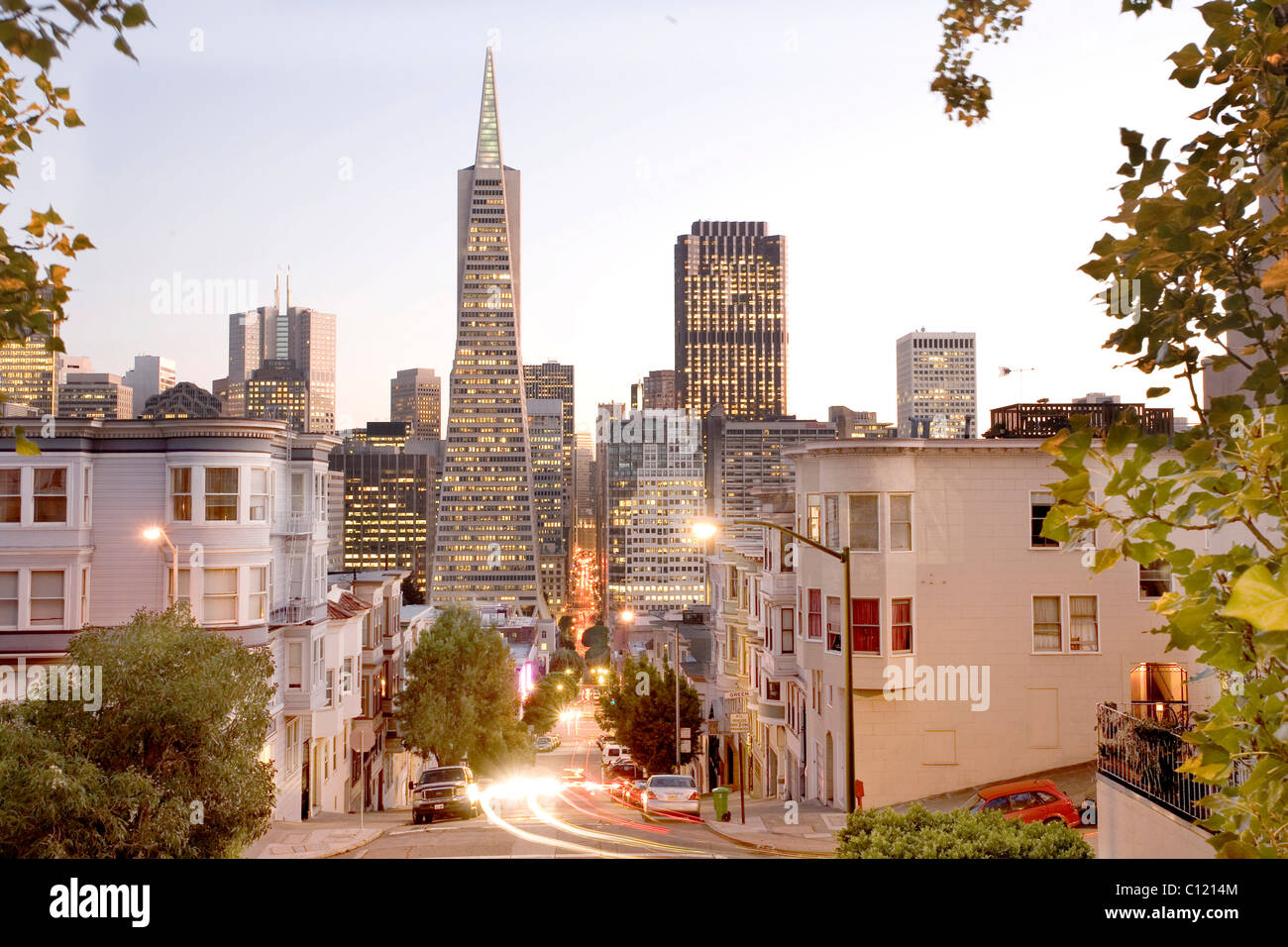 Montgomery Street bei Dämmerung, Financial District, Downtown San Francisco, California, Vereinigte Staaten von Amerika Stockfoto