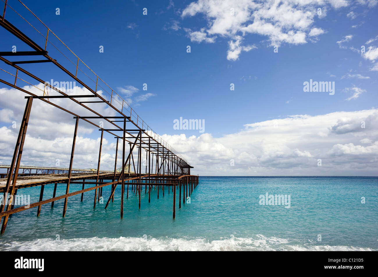 Alten Ladebrücke, türkisfarbenen Meer verursacht durch Bimsstein Sedimente auf dem Meeresboden auf Lipari, Isola Eolie, Sizilien, Italien, Europa Stockfoto