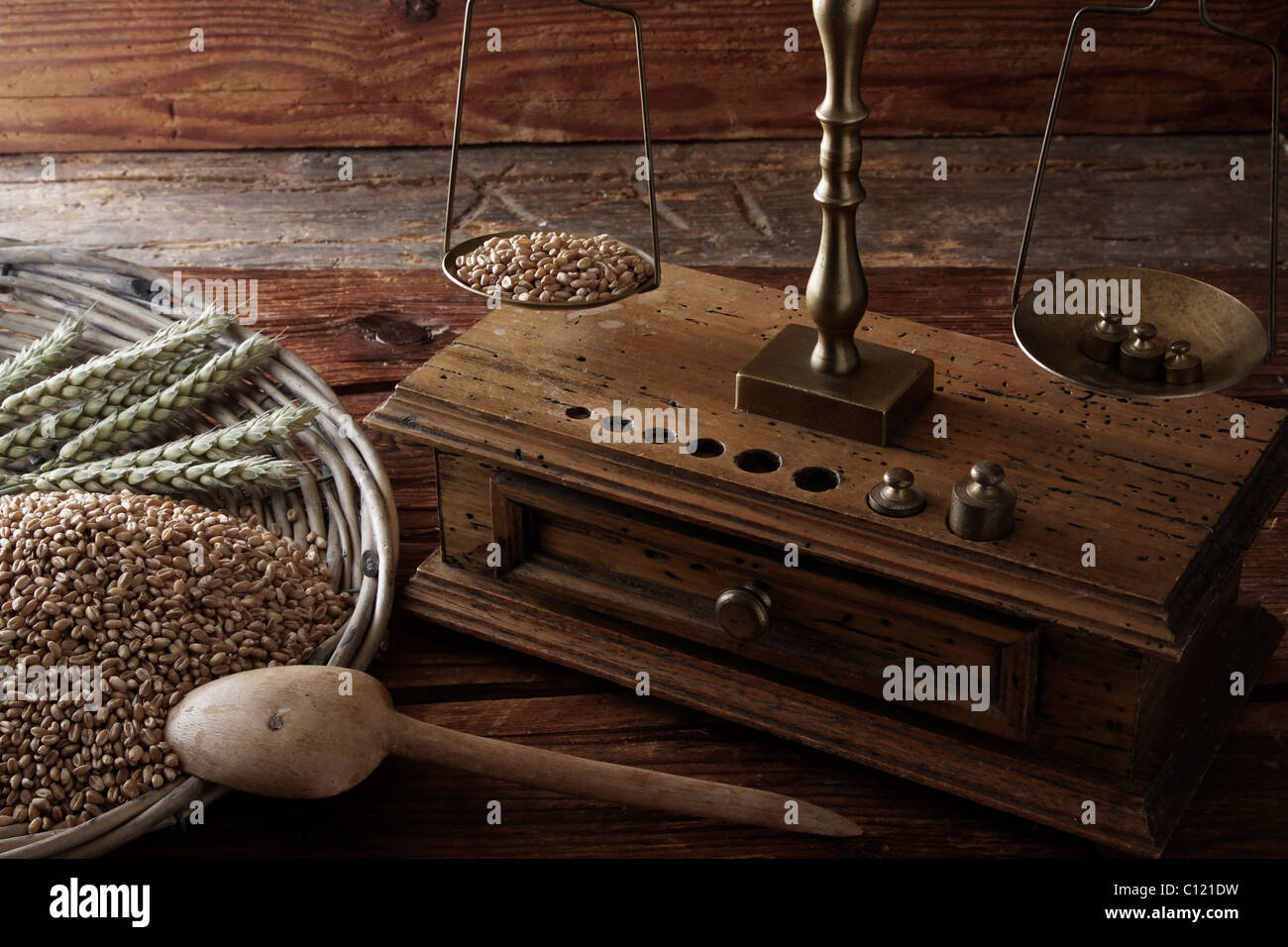 Antike Waage wiegen Körner von Weizen (Triticum) Stockfoto