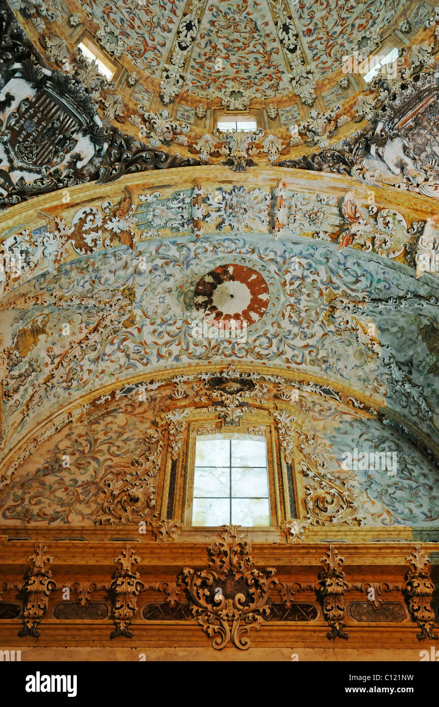 Marmor-Fenster gewölbte Decke, Stuck, bunte Dekorationen, Ornamente, Kirche der ehemaligen Zisterzienser Kloster Santa Maria de Stockfoto