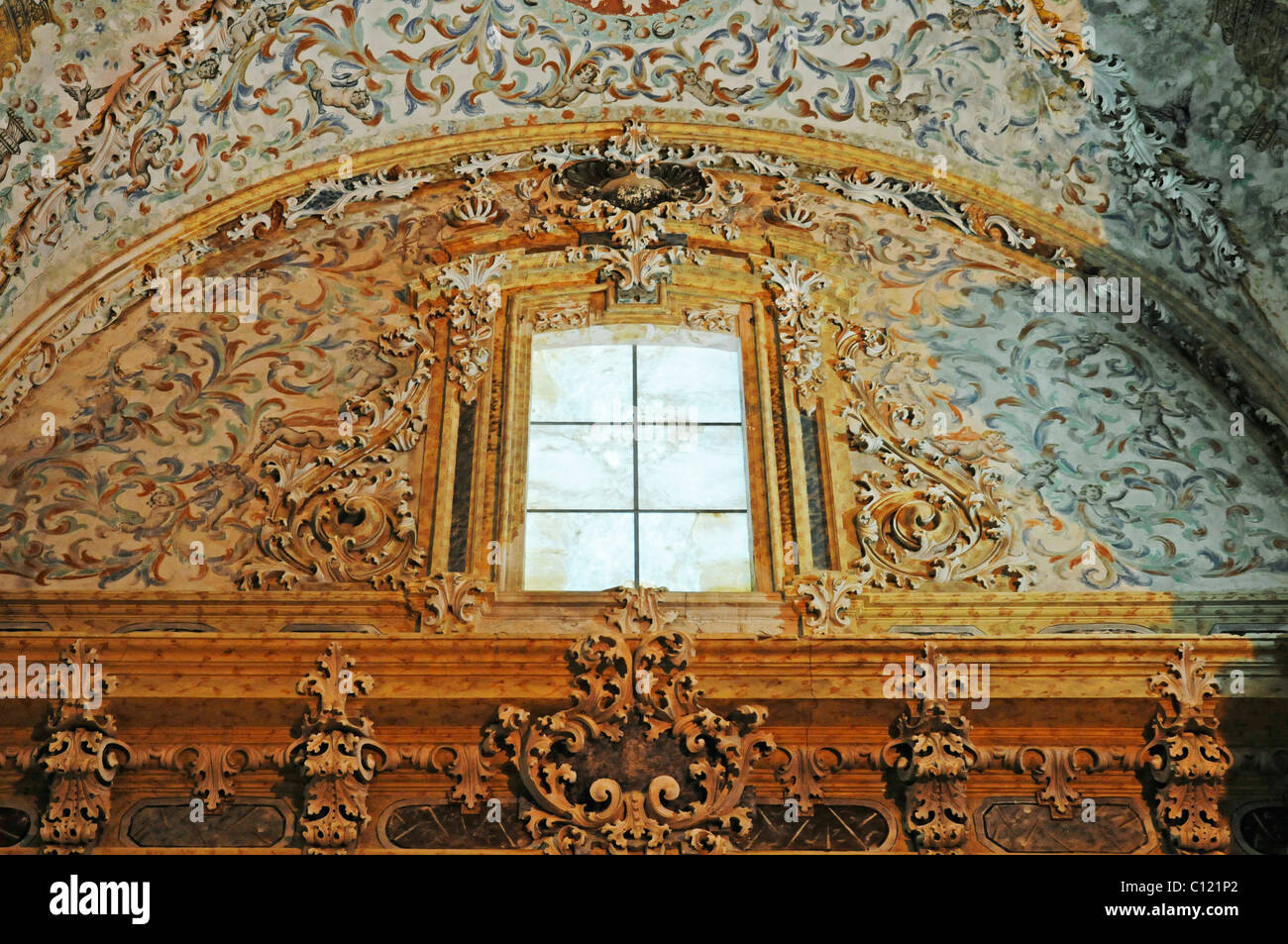 Marmor-Fenster gewölbte Decke, Stuck, bunte Dekorationen, Ornamente, Kirche der ehemaligen Zisterzienser Kloster Santa Maria de Stockfoto