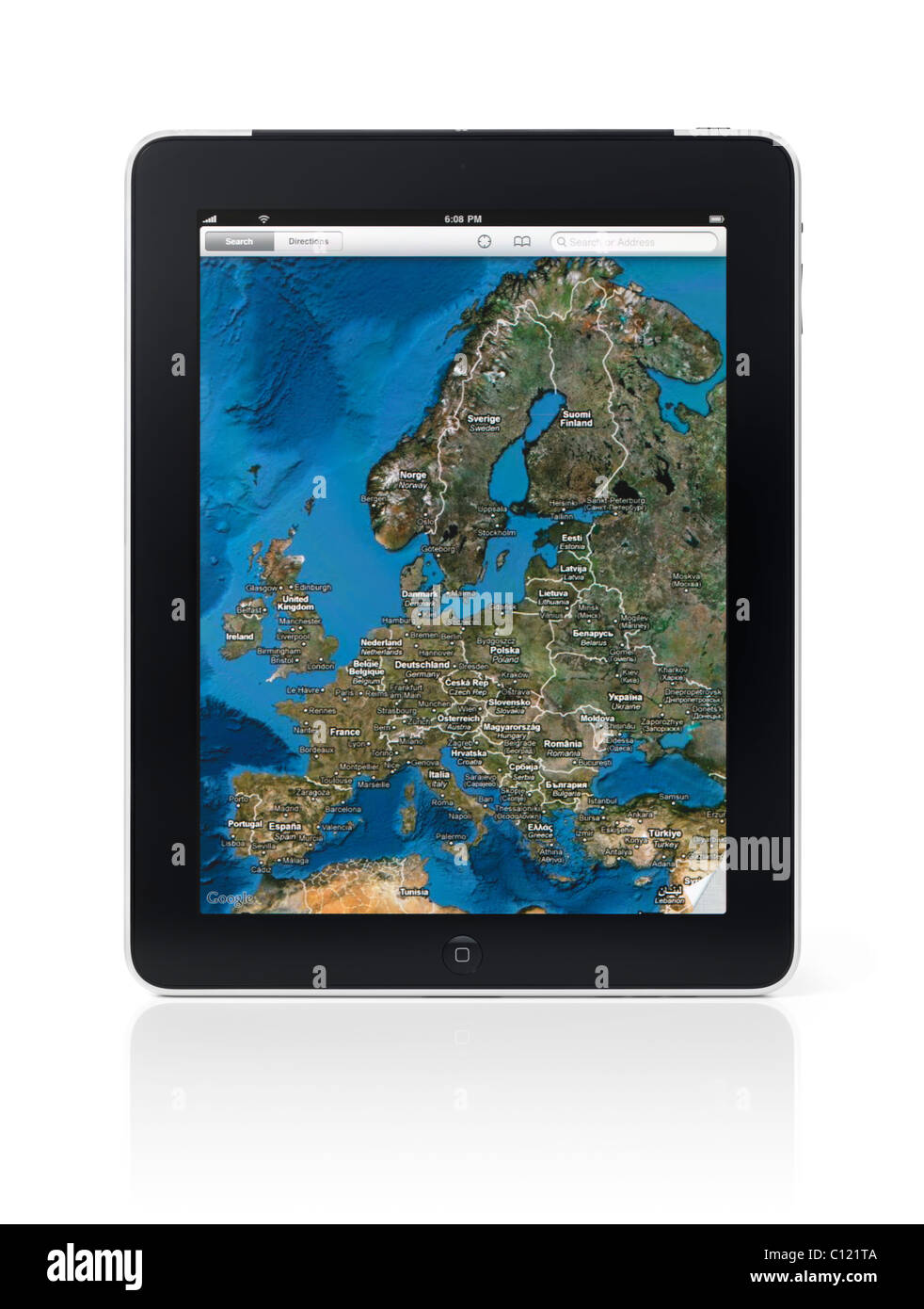 Apple iPad 3G Tablet mit Google maps die Europakarte auf seinem Bildschirm anzeigen. Isoliert auf weißem Hintergrund Stockfoto