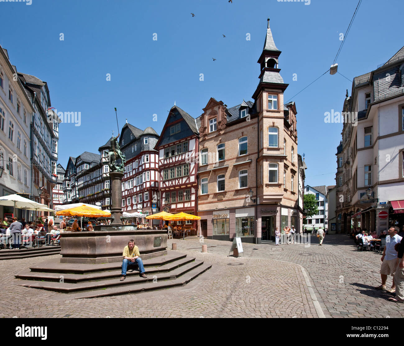 Marktplatz mit Restaurants, Altstadt von Marburg, Hessen, Deutschland