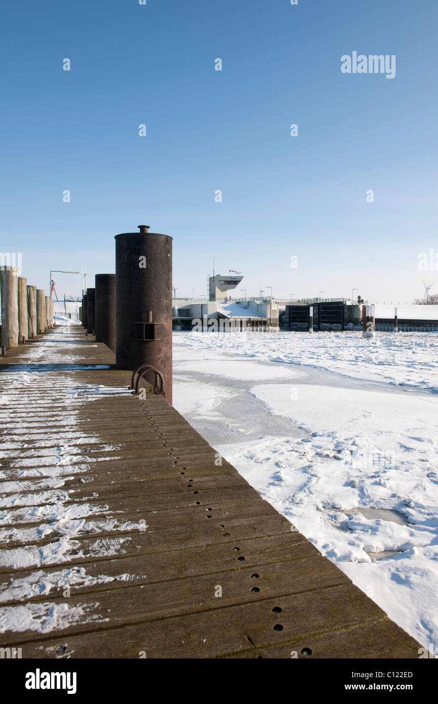 Gefrorene Hafeneinfahrt mit einem Schloss an den Hafen, Husum, Nordsee, Nordfriesland, Schleswig Holstein, Norddeutschland, Europa Stockfoto