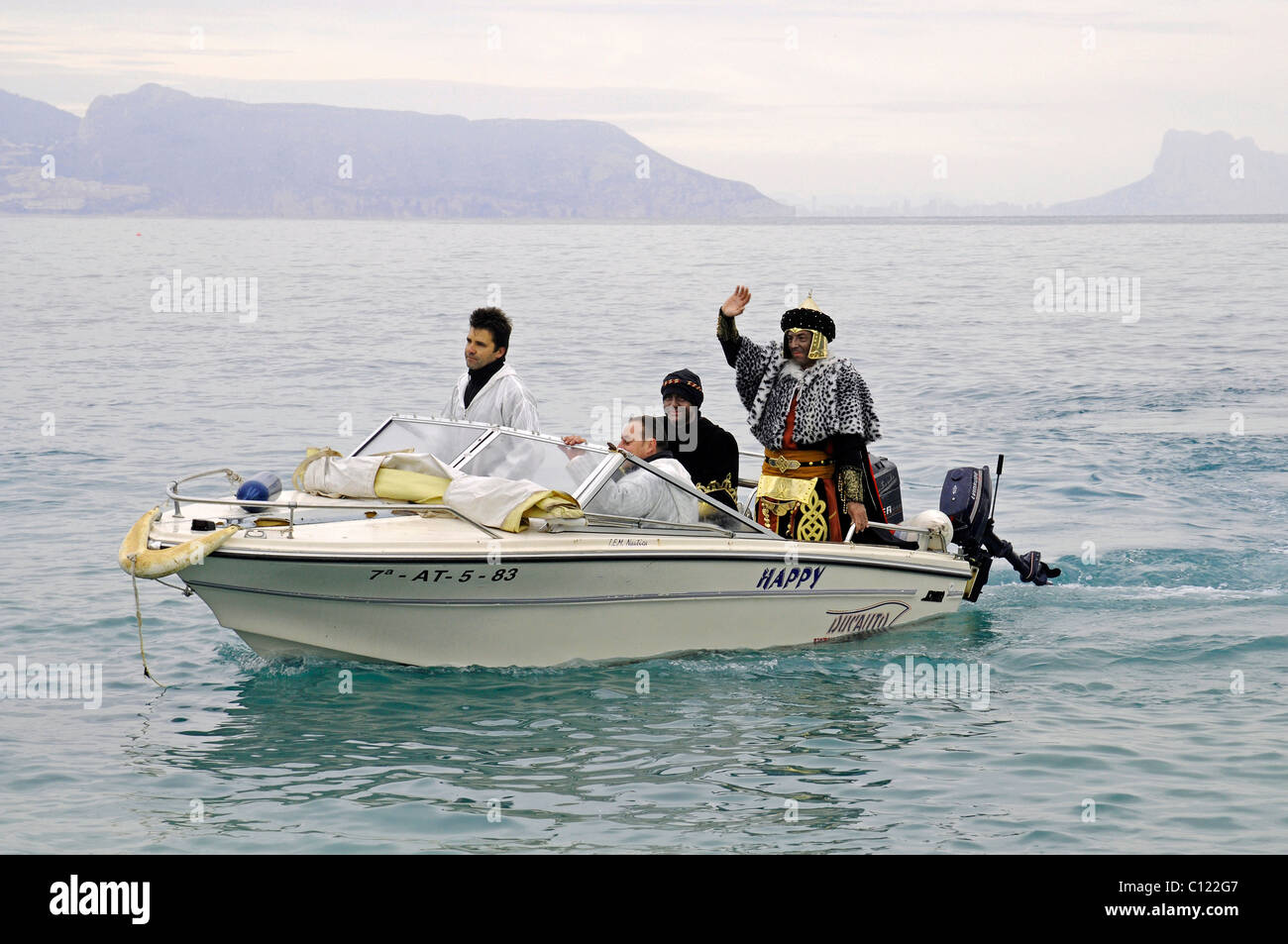 Ankunft der drei Könige, Mann in einem Boot auf dem Wasser tragen Kostüme, ein religiöses fest, Albir Altea zu feiern Stockfoto