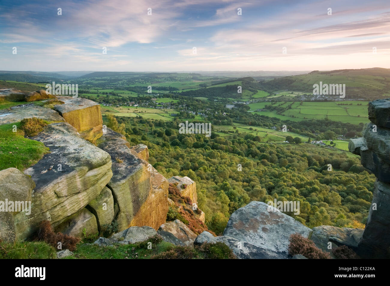 Gritstone Felsformationen am Curbar Rand, Derbyshire mit blühender Heide im späten Nachmittag Licht, September 2010 Stockfoto