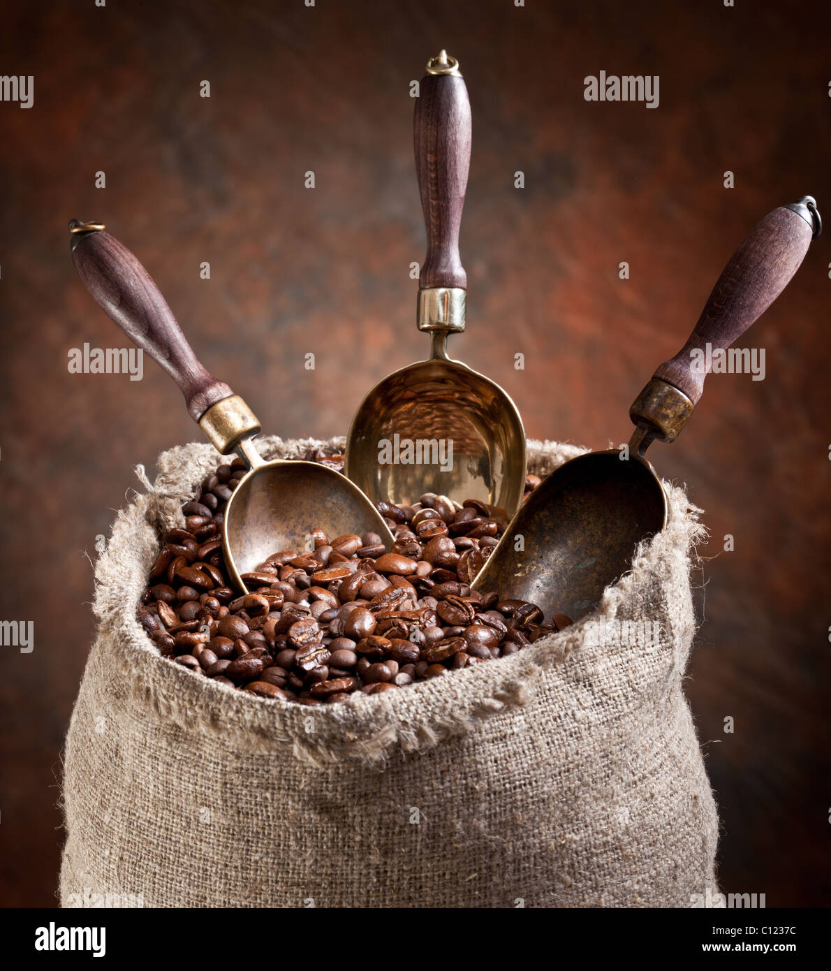 Plünderung Kaffeebohnen und Schaufel. Auf einem dunklen Hintergrund. Stockfoto