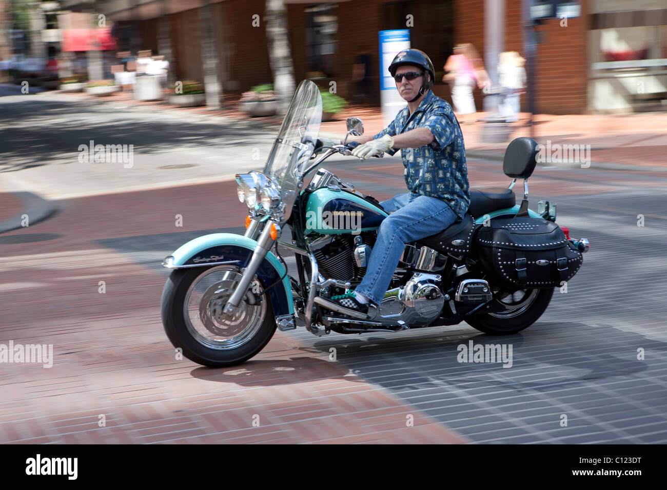Mann mit Harley-Davidson Motorrad, Portland, Oregon, USA Stockfoto