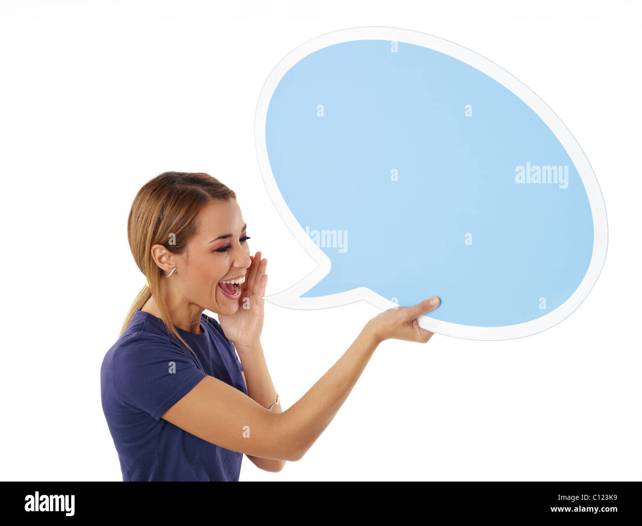 Mitte erwachsenen Frau schreiend in leere Sprechblase auf weißem Hintergrund. Horizontale Form, Seitenansicht, Hüfte aufwärts Textfreiraum Stockfoto