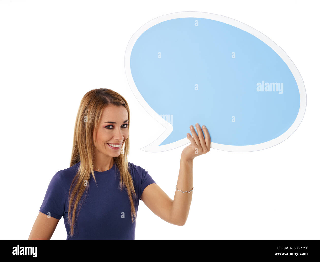 Mitte Erwachsene Frau mit leeren Sprechblase auf weißem Hintergrund. Stockfoto