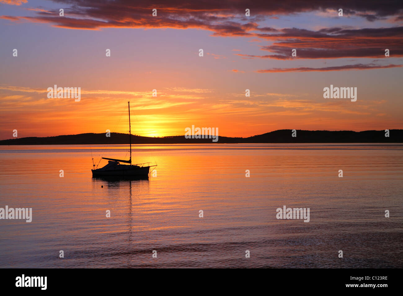 Segelboot vor Anker bei Sonnenaufgang Stockfoto
