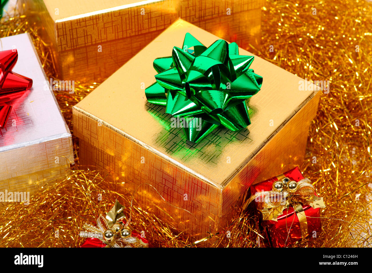 Haufen von Weihnachtsgeschenke Stockfoto