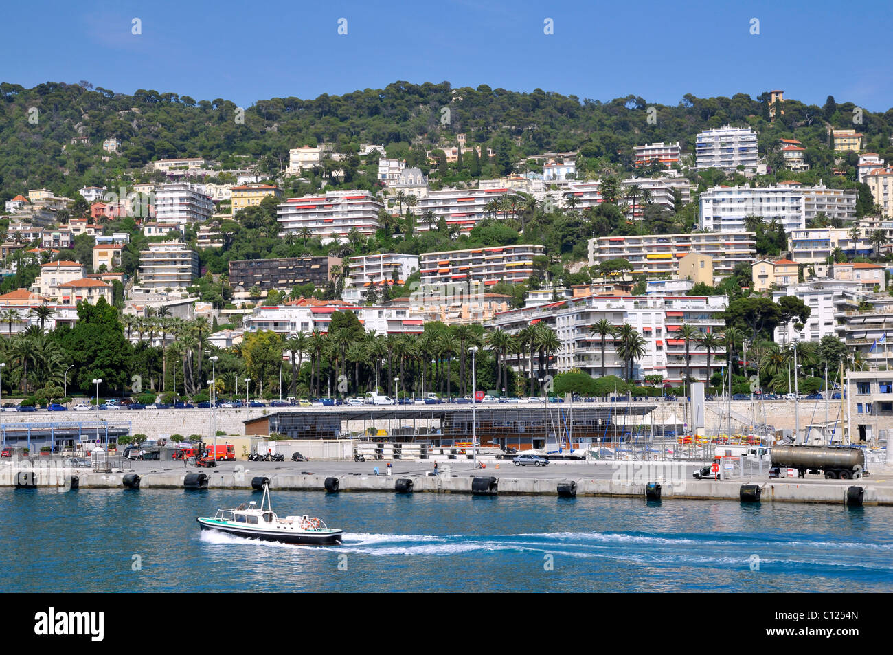 Hafen von Nizza im Südosten Frankreichs, Departement Alpes-Maritimes, mit vielen Gebäuden auf dem Berg Stockfoto