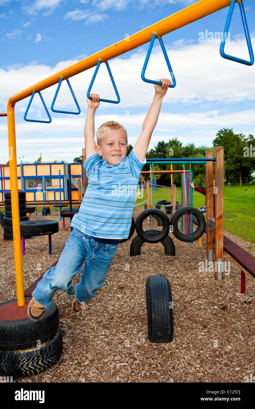 Junge, fünf Jahre alt, auf einem Spielplatz, Klettern Stockfoto