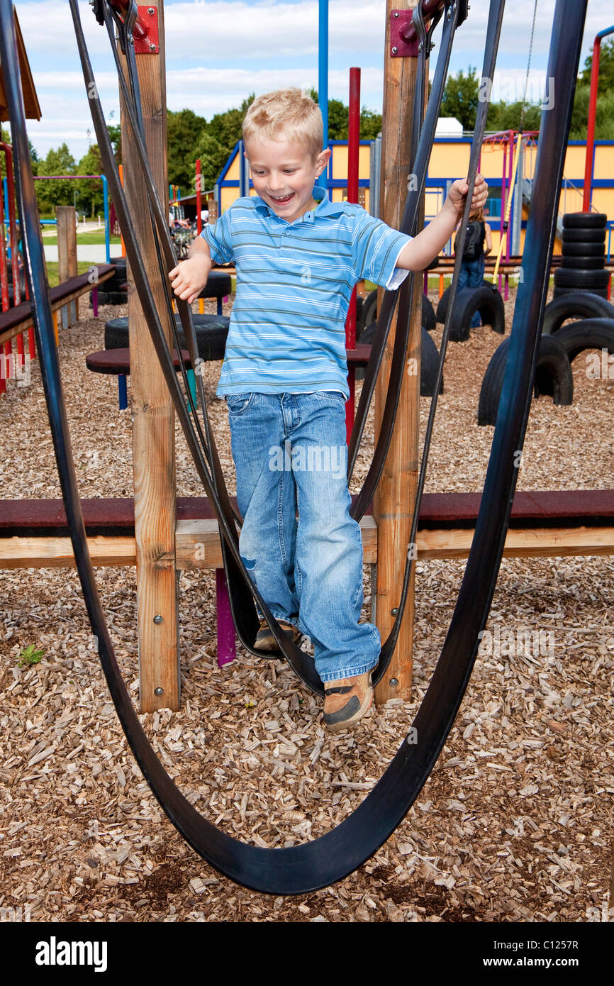 Junge, 5 Jahre alt, auf einem Spielplatz, Auswuchten Stockfoto
