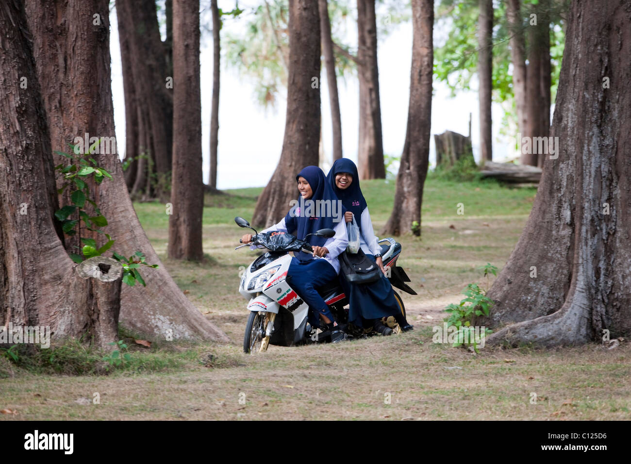 Zwei junge muslimische Frauen auf einem Roller, Nai Yang, Phuket Island, Süd-Thailand, Thailand, Südostasien Stockfoto