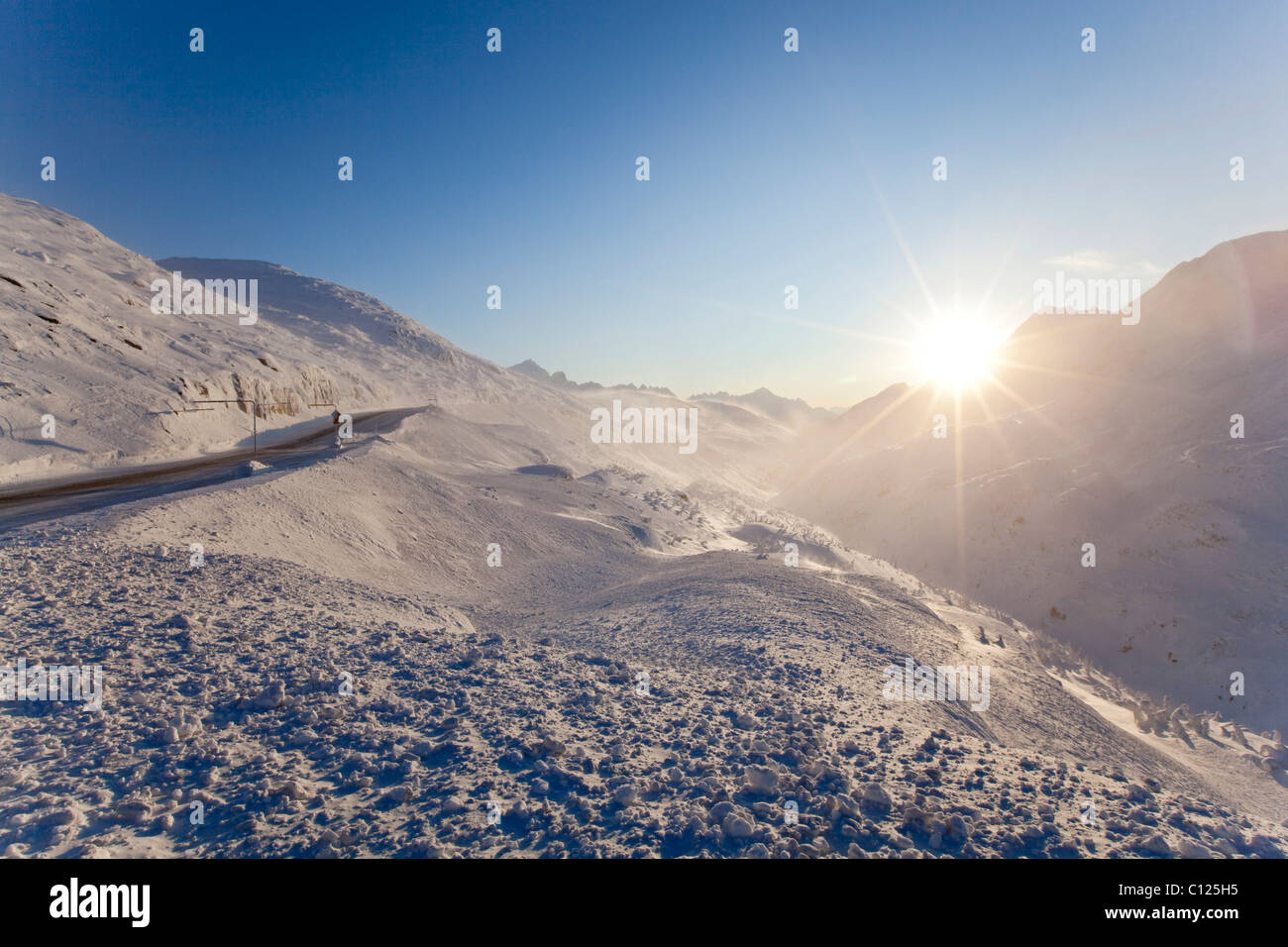 Vereiste Straße, South Klondike Highway, schneebedeckte Berglandschaft, White Pass, Coastal Range, Skagway verbindet Stockfoto