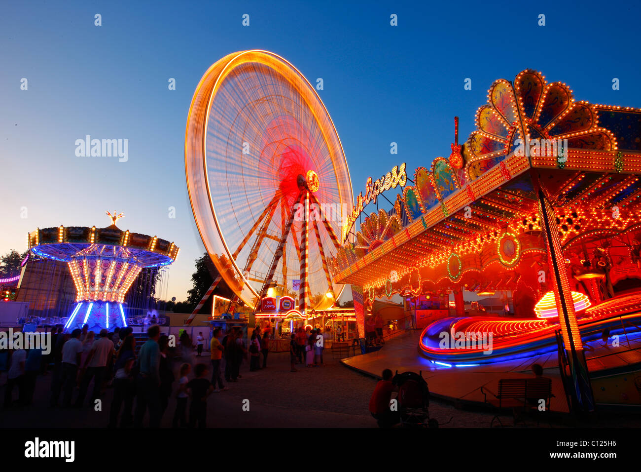 Riesenrad, Kettenkarussell, Autoscooter, Abendstimmung, Volksfest, Muehldorf bin Inn, Bayern Stockfoto