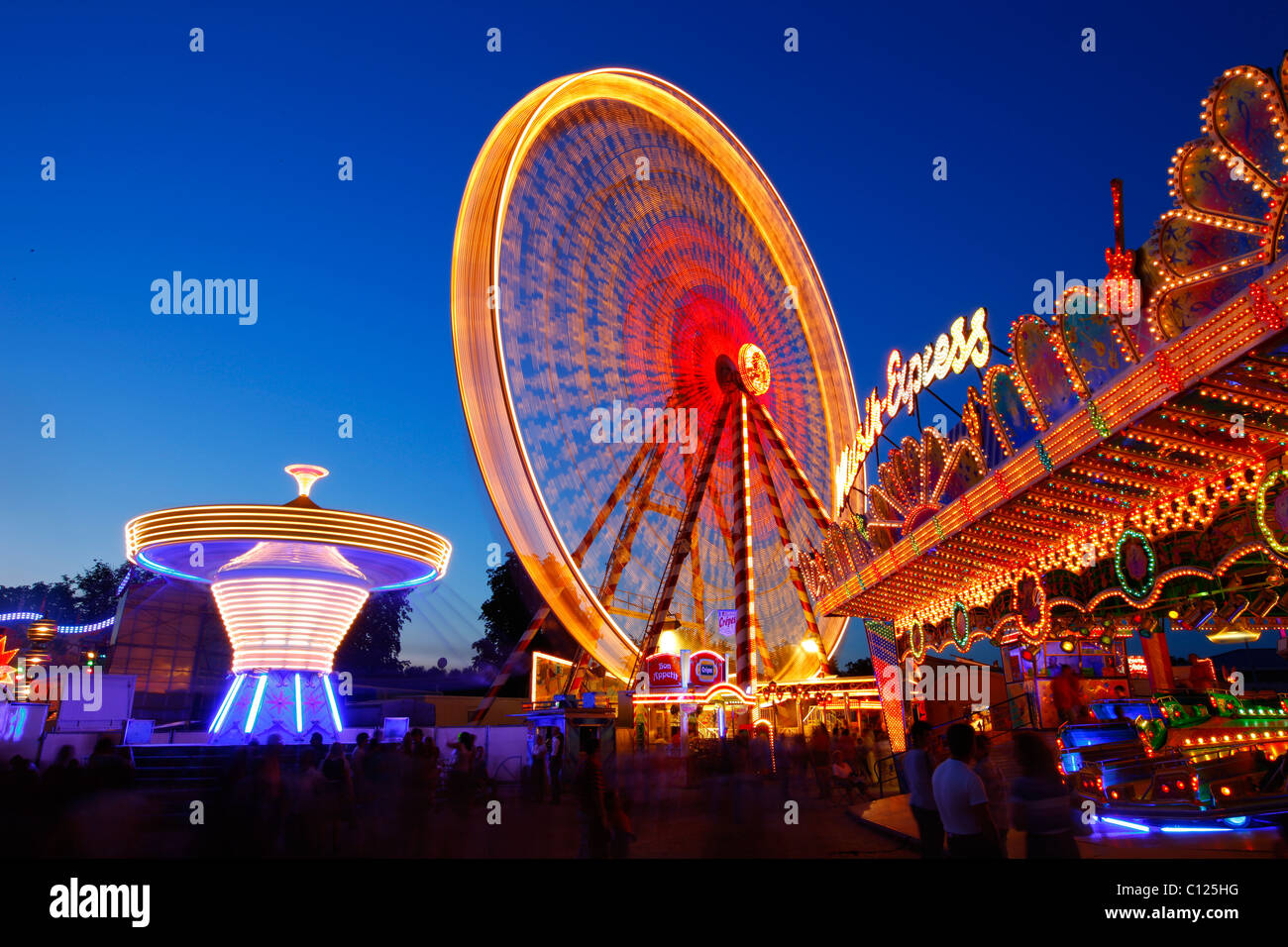 Riesenrad, Kettenkarussell, Autoscooter, Abendstimmung, Volksfest, Muehldorf bin Inn, Bayern Stockfoto