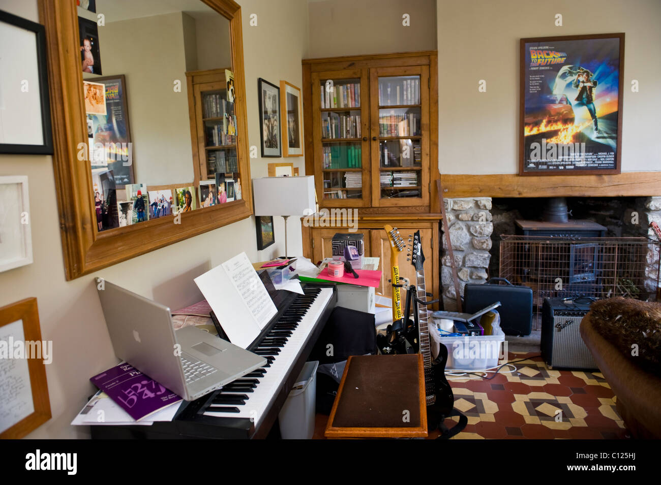 Musikzimmer mit Instrumenten in einem rustikalen Landhaus in Großbritannien Stockfoto