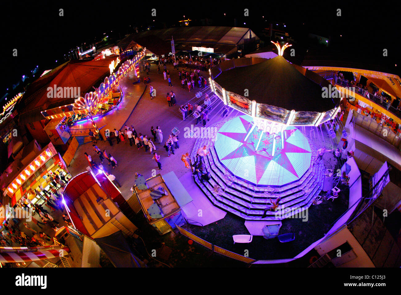 Kettenkarussell, gesehen vom Riesenrad, Abendstimmung, bin Volksfest, Muehldorf Inn, Bayern Stockfoto